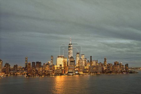 Foto de Skyline de la ciudad de Nueva York. Manhattan Rascacielos en Nueva York, panorama desde el dron - Imagen libre de derechos