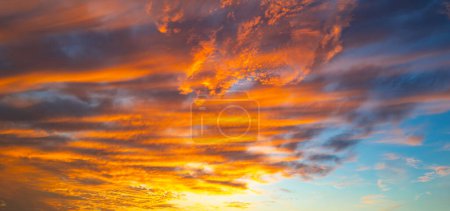 Foto de Fondo de Sunset Clouds. Dramática Nubes Atardecer Fondo. Cielo con nubes al amanecer. Salida del sol con nubes de varias formas de fondo. Nube tranquila - Imagen libre de derechos