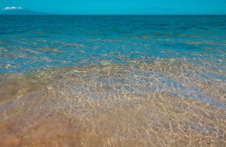 Foto de Fondo de textura de agua de mar abstracto o ondulado. Calma textura de la superficie del agua con salpicaduras y olas. Fondo abstracto de la naturaleza. Superficie de agua azul del océano - Imagen libre de derechos