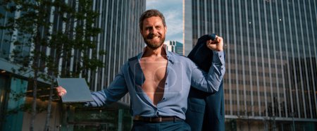 Téléchargez les photos : Modèle homme excité en chemise déboutonnée extérieure - en image libre de droit