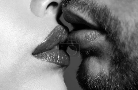 Foto de Sexy labios de hombre y mujer besándose - Imagen libre de derechos