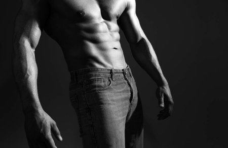 Foto de Foto de primer plano de un atleta con abdominales perfectos. Un tipo con un torso desnudo. Hombre musculoso guapo con seis abdominales paquete - Imagen libre de derechos