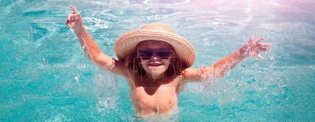 Foto de Lindo chico en el agua jugando con el agua. Niño nadando en la piscina. Sonriente niño lindo en gafas de sol en la piscina en el día soleado. Banner para cabecera de diseño, espacio de copia - Imagen libre de derechos