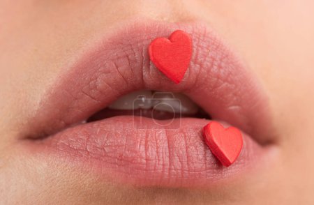 Foto de Maquillaje de corazones. Belleza labios encantadores. Labios con corazones. Concepto de amor. Cuidados labiales - Imagen libre de derechos