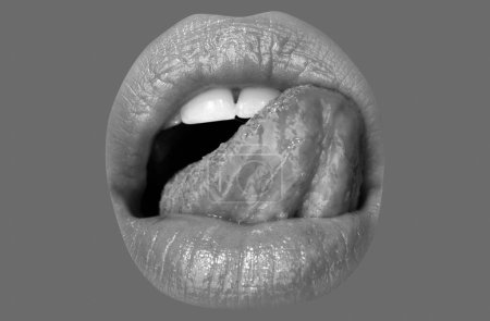 Téléchargez les photos : Femme sensuelle portant ses lèvres dans un geste séduisant sexy - en image libre de droit