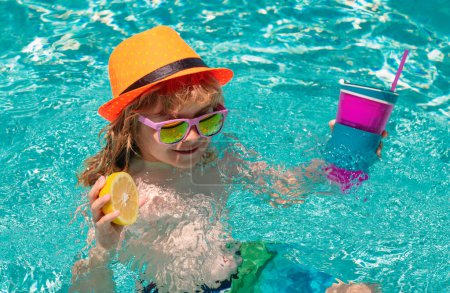 Téléchargez les photos : Des éclaboussures d'enfants dans la piscine. Mode de vie sain et actif, activité sportive aquatique de natation pendant les vacances d'été avec l'enfant. Jouets aquatiques pour enfants - en image libre de droit