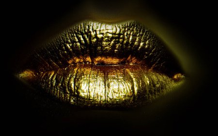 Téléchargez les photos : Des lèvres d'or. Peinture dorée sur la bouche. Des lèvres d'or sur la bouche des femmes. Lèvres sexy sensuelles - en image libre de droit