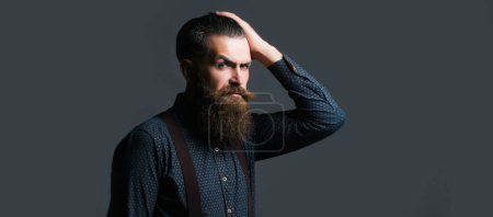 Téléchargez les photos : Homme barbu à longue barbe classique, gay barbu. Barbier, concept salon de coiffure. Des hommes rétro moustache. Bannière pour site Web avec espace de copie de texte - en image libre de droit