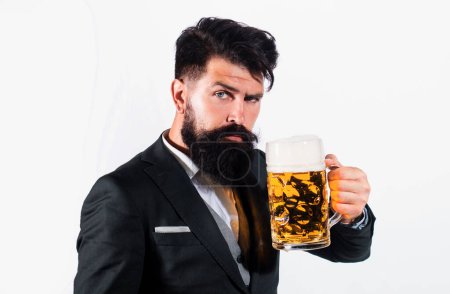 Foto de Un hombre con barba bebe cerveza. Chico con taza de cerveza - Imagen libre de derechos
