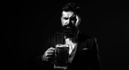 Téléchargez les photos : De la bière artisanale. Homme confiant avec un verre de bière sur noir. Dégustation et dégustation - en image libre de droit