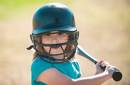 Foto de Béisbol infantil listo para batear. Niño bateador a punto de golpear un campo durante un partido de béisbol - Imagen libre de derechos