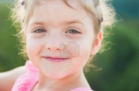 Foto de Niña de primavera. Retrato de chico soleado. Niño sonriente, emociones positivas. Días de verano - Imagen libre de derechos