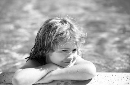 Foto de Niño feliz en la piscina. Niños en resort tropical. Vacaciones familiares en la playa y actividad de verano - Imagen libre de derechos