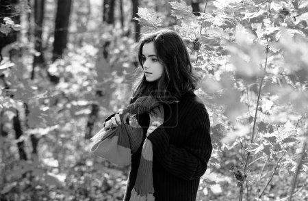 Foto de Adolescente de otoño. Retrato de hermosa joven adolescente caminando al aire libre en otoño - Imagen libre de derechos