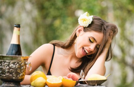 Téléchargez les photos : Portrait d'été de belle femme de mode souriante heureuse avec des fruits d'été en plein air - en image libre de droit