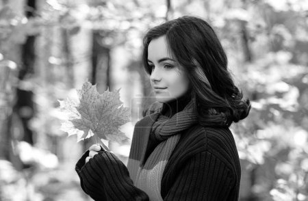 Foto de Adolescente de otoño con hojas rojas amarillas. Retrato de una joven adolescente con hojas de otoño frente al follaje - Imagen libre de derechos