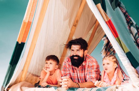Foto de Padre feliz con niños acampando. Día de los Padres. Concepto de vacaciones al aire libre - Imagen libre de derechos