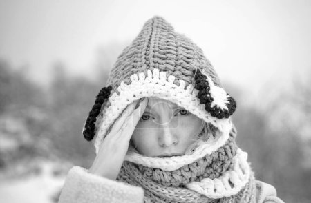 Foto de Alergia temporada de invierno. Mujer con dolor de cabeza sobre fondo de nieve - Imagen libre de derechos