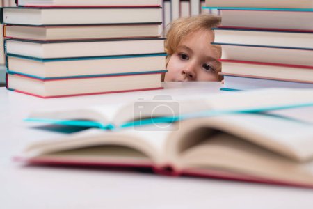 Foto de Child reading book in a book store or school library - Imagen libre de derechos