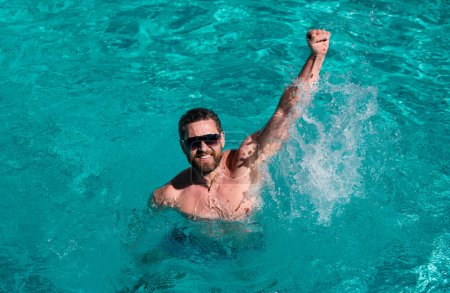 Foto de Piscina resort. Un hombre excitado en la piscina. Vacaciones de verano. Hombre de verano - Imagen libre de derechos