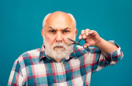 Téléchargez les photos : Ciseaux de coiffeur. Homme d'âge moyen. Portrait du vieil homme chauve barbu à la barbe de moustache grise - en image libre de droit