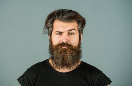 Téléchargez les photos : Homme barbu. Procédures de coiffure. Soins de la barbe. Salon pour hommes. Barbe longue et moustache - en image libre de droit
