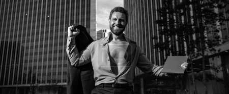 Téléchargez les photos : Modèle homme excité en chemise déboutonnée extérieure - en image libre de droit