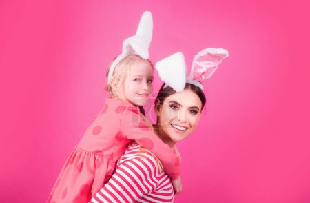 Téléchargez les photos : Joyeux Pâques famille sœur. Oreilles de lapin d'Halloween filles. Les enfants célèbrent Pâques. Chasse aux œufs traditionnelle - en image libre de droit