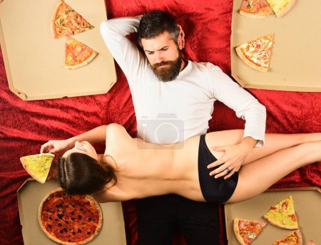 Téléchargez les photos : Un couple qui mange de la pizza ensemble. Délicieuse pizza. Restauration rapide - en image libre de droit