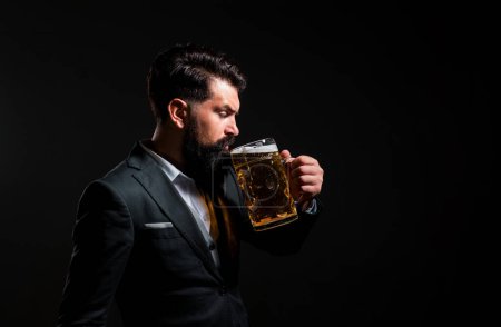 Téléchargez les photos : Heureux homme élégant qui boit de la bière. Brasseur tenant verre avec de la bière. Profil de portrait - en image libre de droit