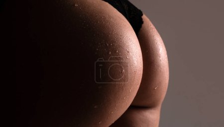 Foto de Sexy female ass in black panties. Sexy ass in lingerie. Female Buttocks slim figure, bikini thong underwear. Woman sexy silhouette body in panties. Butt with sensual touch - Imagen libre de derechos