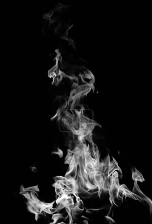 Foto de Fuego llama llamas sobre fondo negro. Fuego quemar llama aislada, textura abstracta. Efecto explosión llameante con fuego ardiente - Imagen libre de derechos