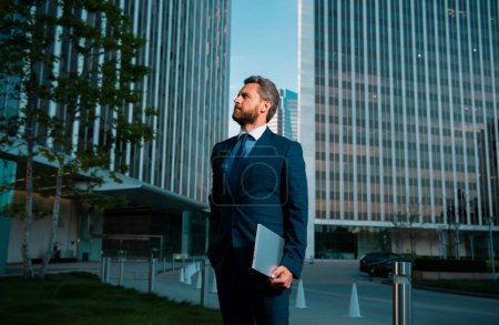 Téléchargez les photos : Portrait d'un homme d'affaires debout dans un bureau - en image libre de droit