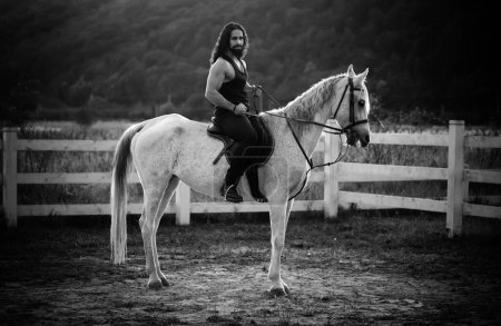 Téléchargez les photos : Torse musculaire d'un cavalier masculin à cheval. Équitation. Homme sexy étalon à cheval dans la campagne - en image libre de droit