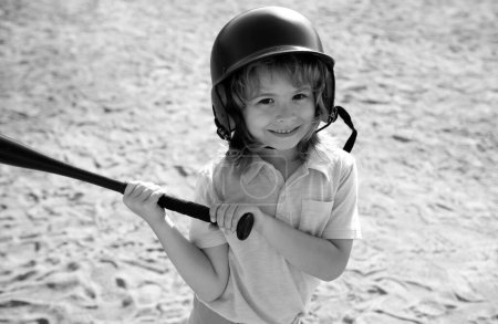 Téléchargez les photos : Un gamin tenant une batte de baseball. Pitcher enfant sur le point de jeter dans le baseball des jeunes - en image libre de droit