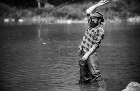 Téléchargez les photos : Pêcheur homme sur la rivière ou le lac avec canne à pêche - en image libre de droit