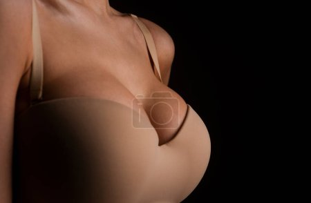 Foto de Women with large breasts. Sexy breas, boobs in bra, sensual tits. Beautiful female body. Lingerie model. Close up of sexy female boob in bra - Imagen libre de derechos