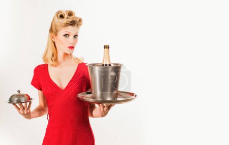 Foto de Pin up camarero con champán y bandeja de servicio. Restaurante que sirve presentación - Imagen libre de derechos