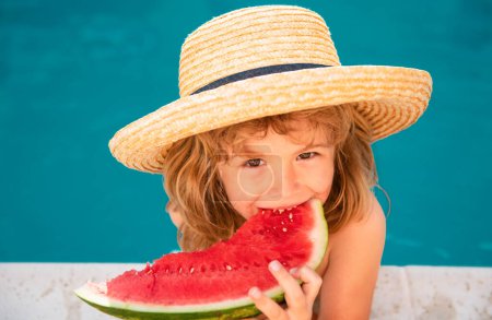 Téléchargez les photos : Enfant avec pastèque dans la piscine. Les enfants mangent des fruits d'été à l'extérieur. Enfants en bonne santé - en image libre de droit