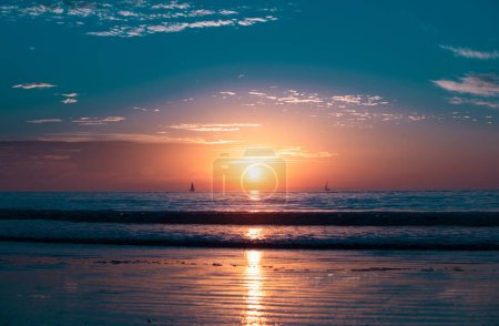 Foto de Hermoso amanecer, sol, cielo azul con nubes y el paisaje marino, barbados - Imagen libre de derechos
