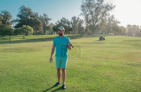 Téléchargez les photos : Homme golfeur jouant au golf sur un terrain de golf - en image libre de droit