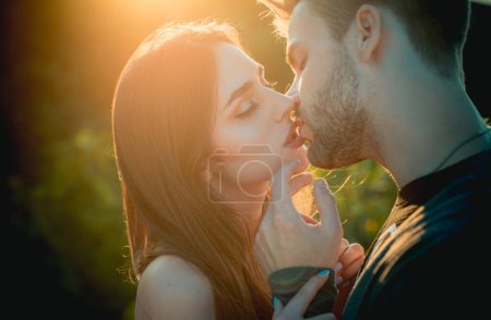 Téléchargez les photos : Un baiser romantique. Charmant couple d'amoureux embrasser - en image libre de droit