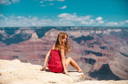 Téléchargez les photos : Voyage voyage style de vie. Femme sur le canyon. Grande aventure - en image libre de droit