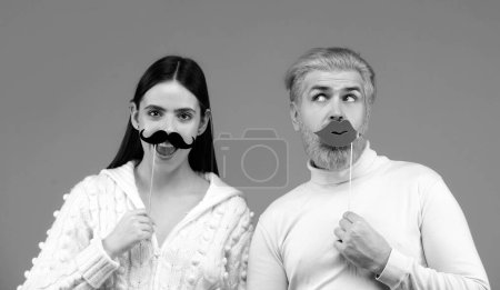 Téléchargez les photos : Portrait de jeune couple drôle avec moustache lèvres, concept Mr et Mrs - en image libre de droit