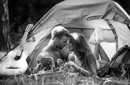 Téléchargez les photos : Couple romantique camping sur fond de nature. Aventure pour les jeunes amis le jour d'été. Un jeune couple amoureux se serre dans ses bras. Couple sexy baisers Voyage sur le camp de vacances - en image libre de droit