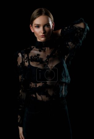 Foto de Chica de moda en blusa negra. Vogue estilo calle - Imagen libre de derechos