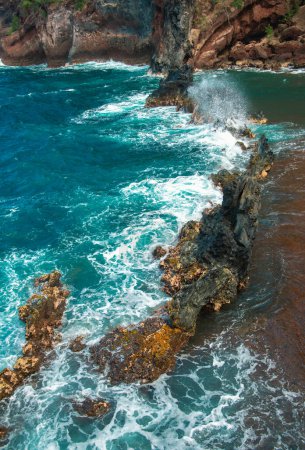 Foto de Playa de arena roja, Maui en hawaiano. Ondas oceánicas y roca - Imagen libre de derechos
