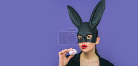 Téléchargez les photos : Lèvres et Pâques, Empreinte baiser rouge à lèvres sur l'œuf de Pâques. Joyeuse Pâques. Fille avec des oreilles de lapin en dentelle. Large bannière photo pour la conception d'en-tête de site Web - en image libre de droit