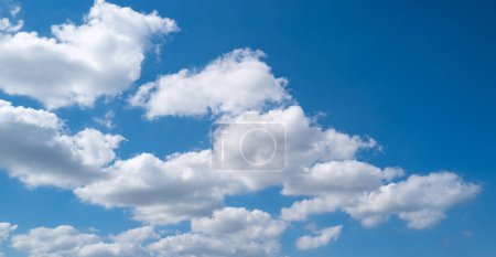 Téléchargez les photos : Nuage sur ciel bleu. Nuages moelleux et moelleux pastel avec espace vide. Placement beauté promotion présente, concept de rêve paradis d'été. Véritable fond de ciel avec de doux nuages. Bannière avec nuages - en image libre de droit