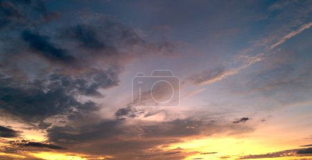 Foto de Cielo colorido dramático del atardecer. Nubes con rayos de sol. Cloudscape Sunset Background (en inglés). Panorama Sky. Cielo dramático con nubes al atardecer o al amanecer. Sunset Sundown. Cielo con nubes coloridas - Imagen libre de derechos